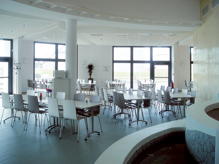 Salle du restaurant - Raffinerie Total : bureaux, ateliers, laboratoires, magasins, amphithéâtre, restaurant...