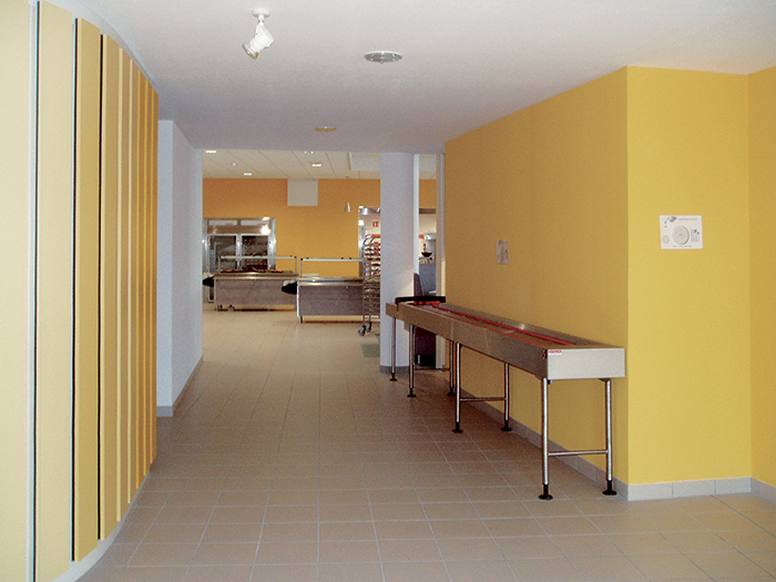 Intérieur du restaurant - Raffinerie Total : bureaux, ateliers, laboratoires, magasins, amphithéâtre, restaurant...