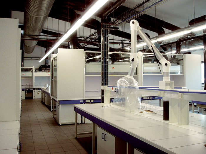 intérieur d'un laboratoire - Raffinerie Total : bureaux, ateliers, laboratoires, magasins, amphithéâtre, restaurant...