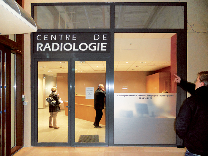 Vue sur l'entrée du centre - Centre de radiologie