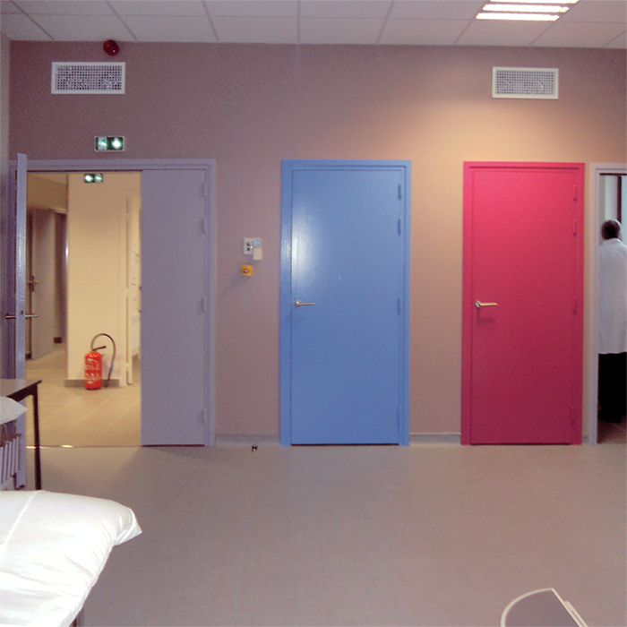 Intérieur - Portes des vestiaires - Centre de radiologie
