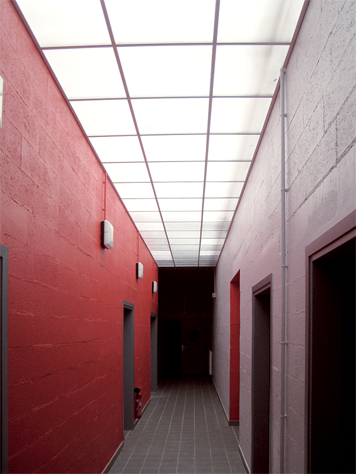Couloirs des vestiaires - Gymnase Descartes, Construction & extension d'une salle multisports