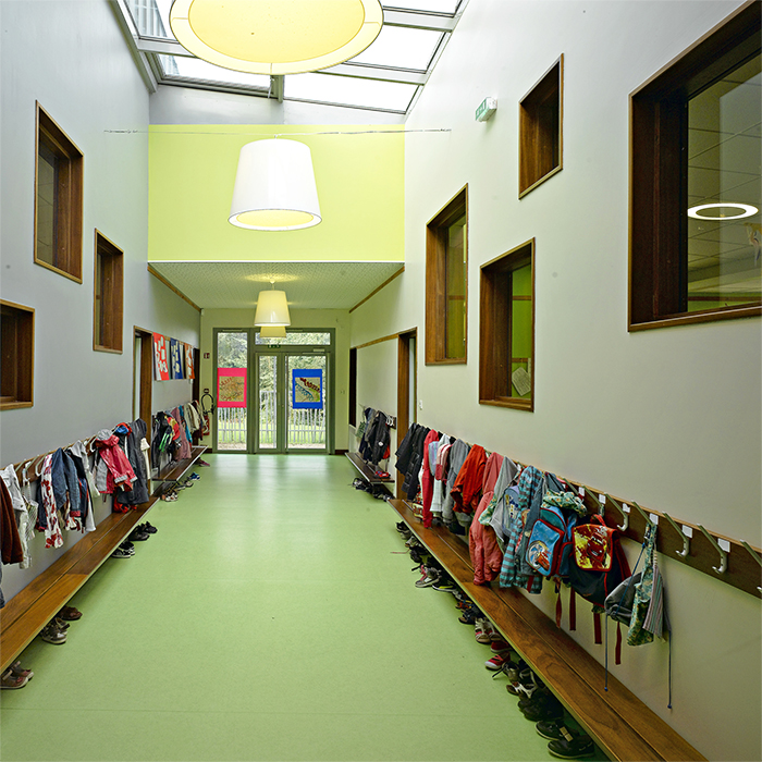 Couloir intérieur en période scolaire - Groupe scolaire Max-Pol Fouchet